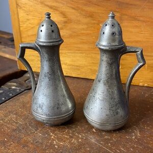 . Vintage Peerless Pewter Salt & Pepper Shakers - Pewter 905 Handled S+P Shaker